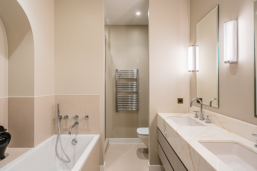 Salle de bain avec baignoire, vasque et miroir