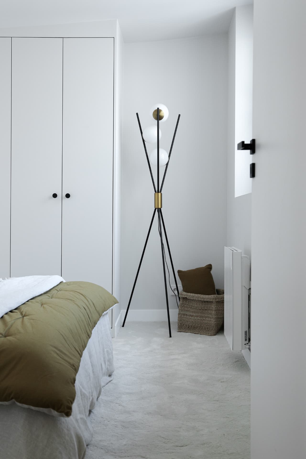Coin chambre avec lampadaire tripode