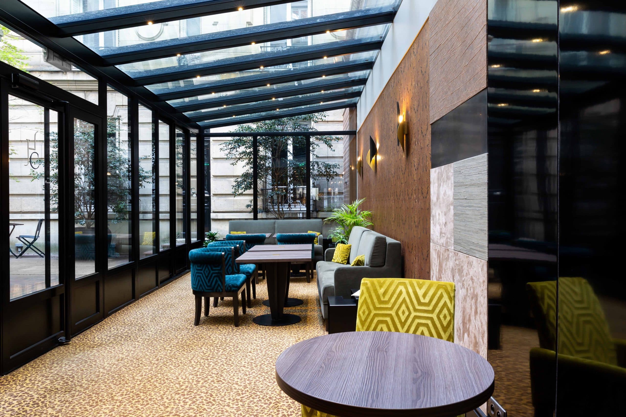 Véranda de l'Hôtel Concortel ouverte sur la cour intérieure