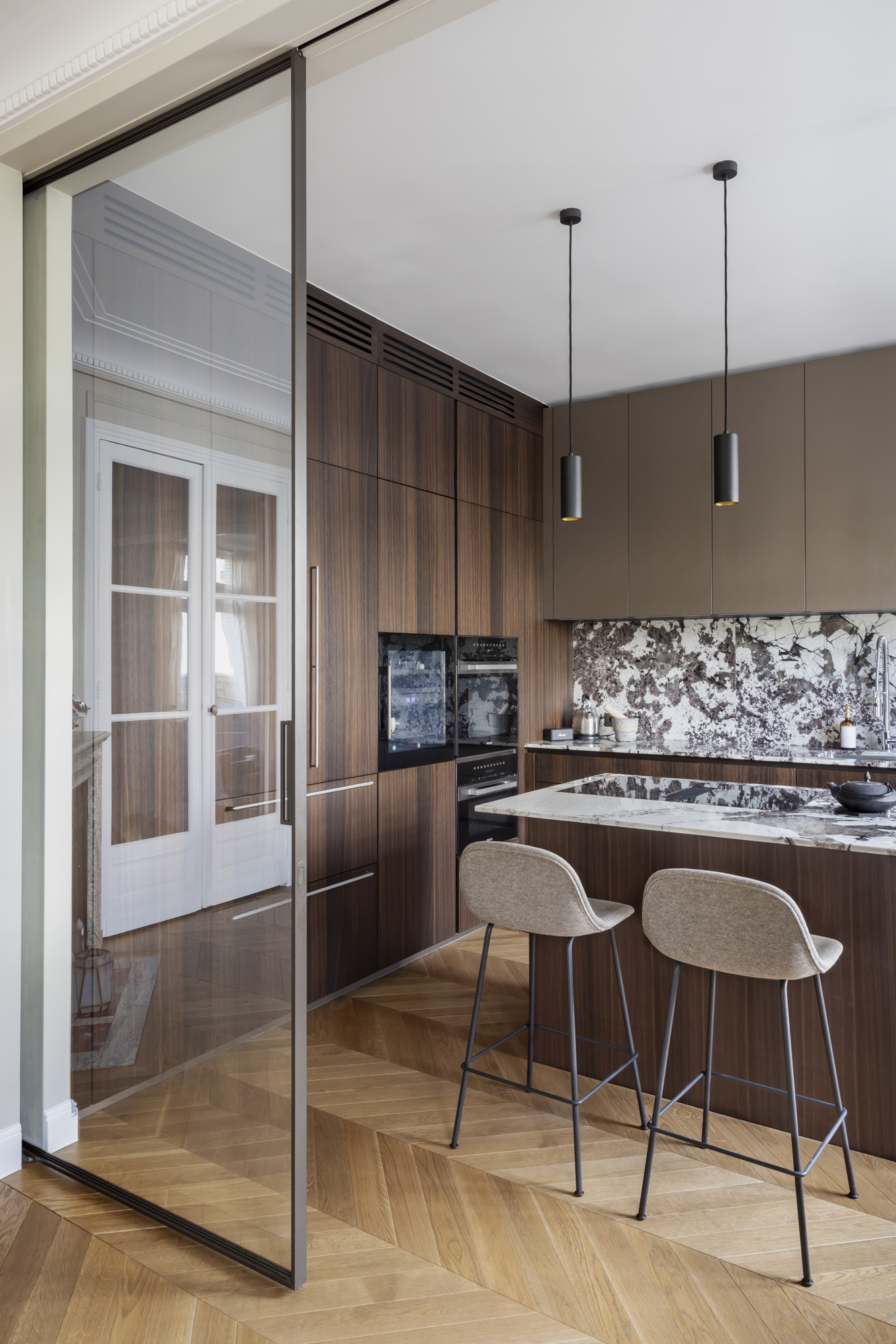 Cuisine vue depuis la salle à manger, porte coulissante vitrée Rimadesio