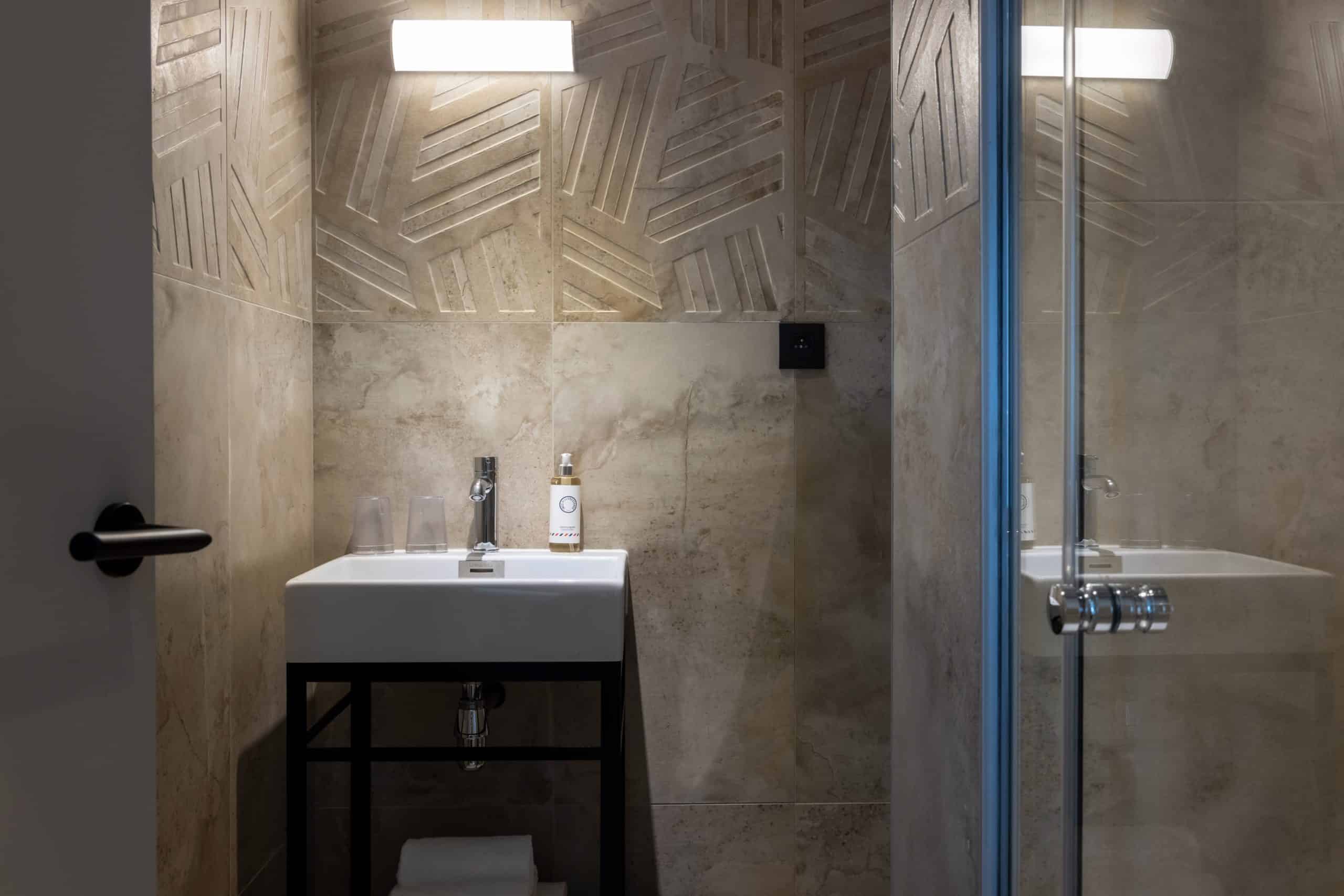 Salle de bains d'une chambre du Grand Hôtel Levêque