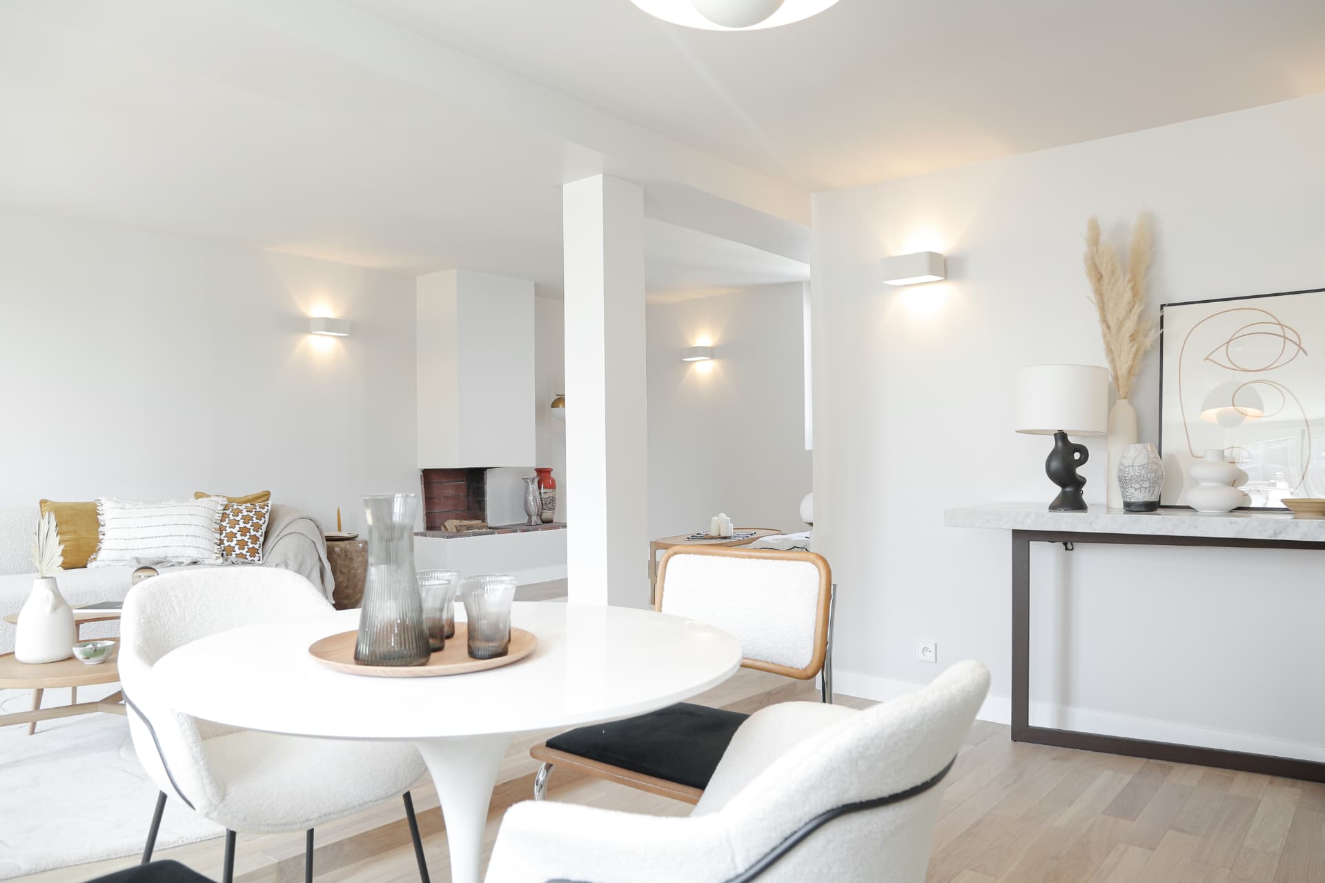 Salle à manger ouverte sur le salon et la cheminée