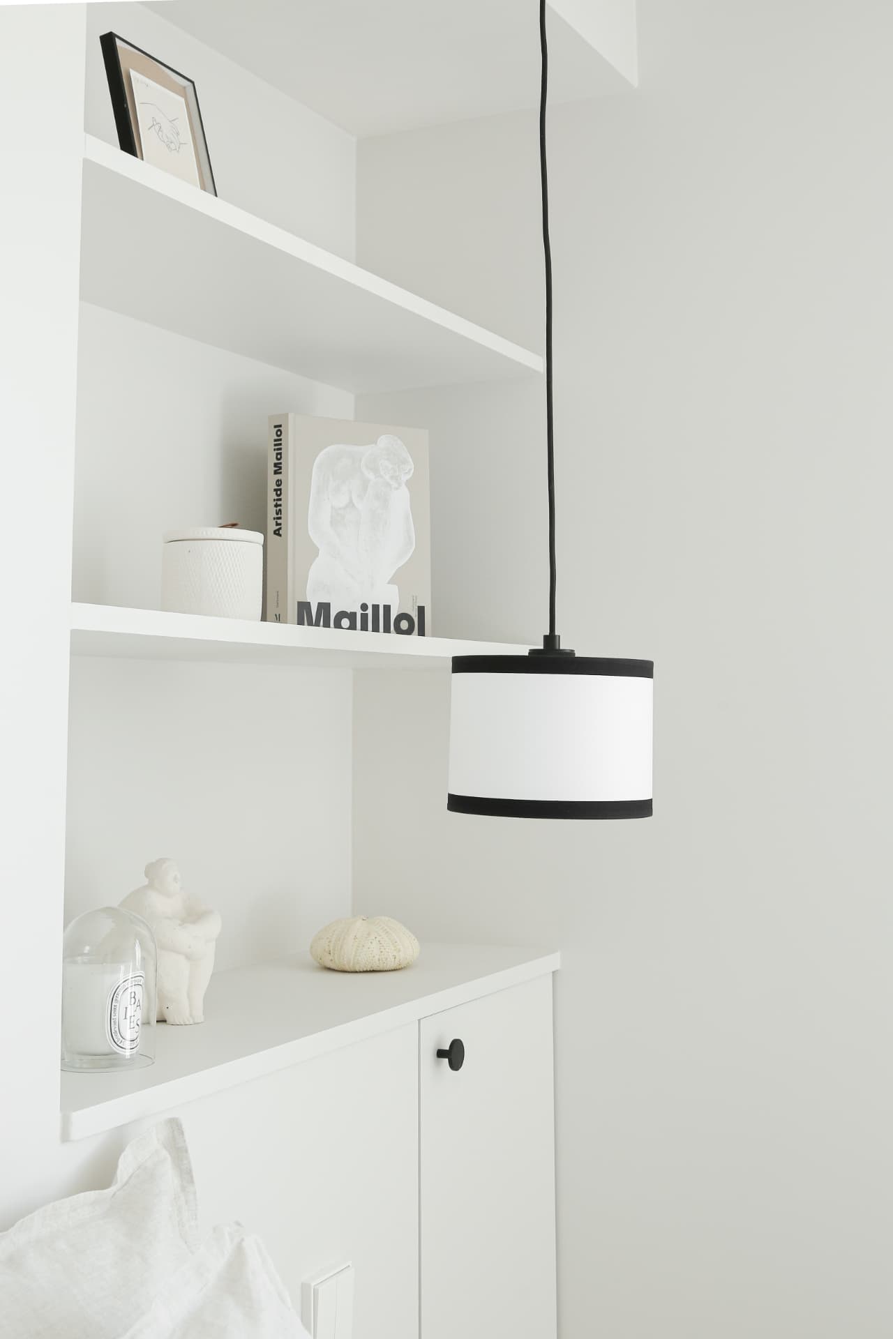 Étagères blanches et suspension cylindrique