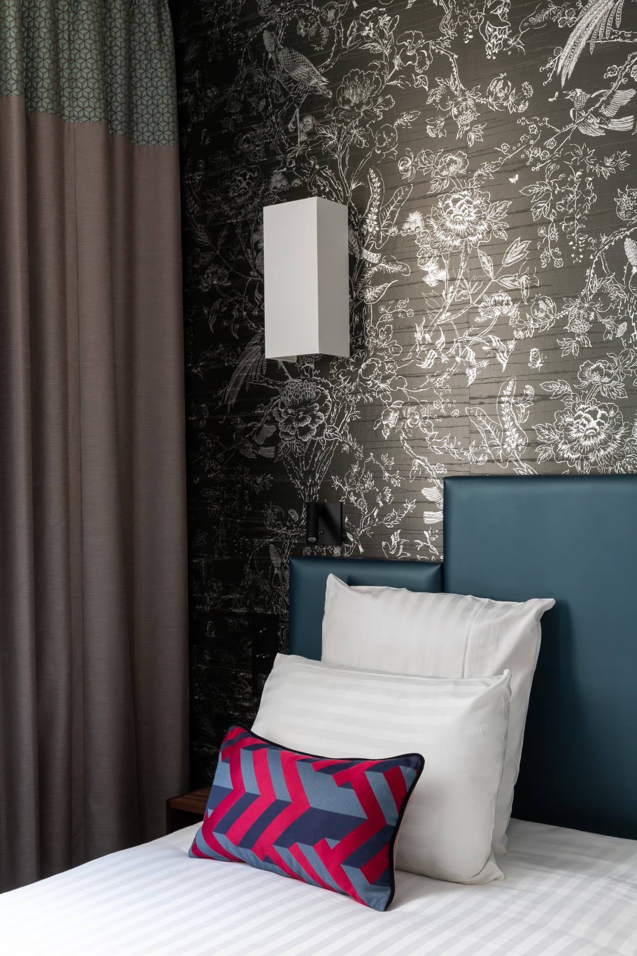 Chambre de l'Hôtel Daunou Opéra, papier peint à motifs et coussin coloré