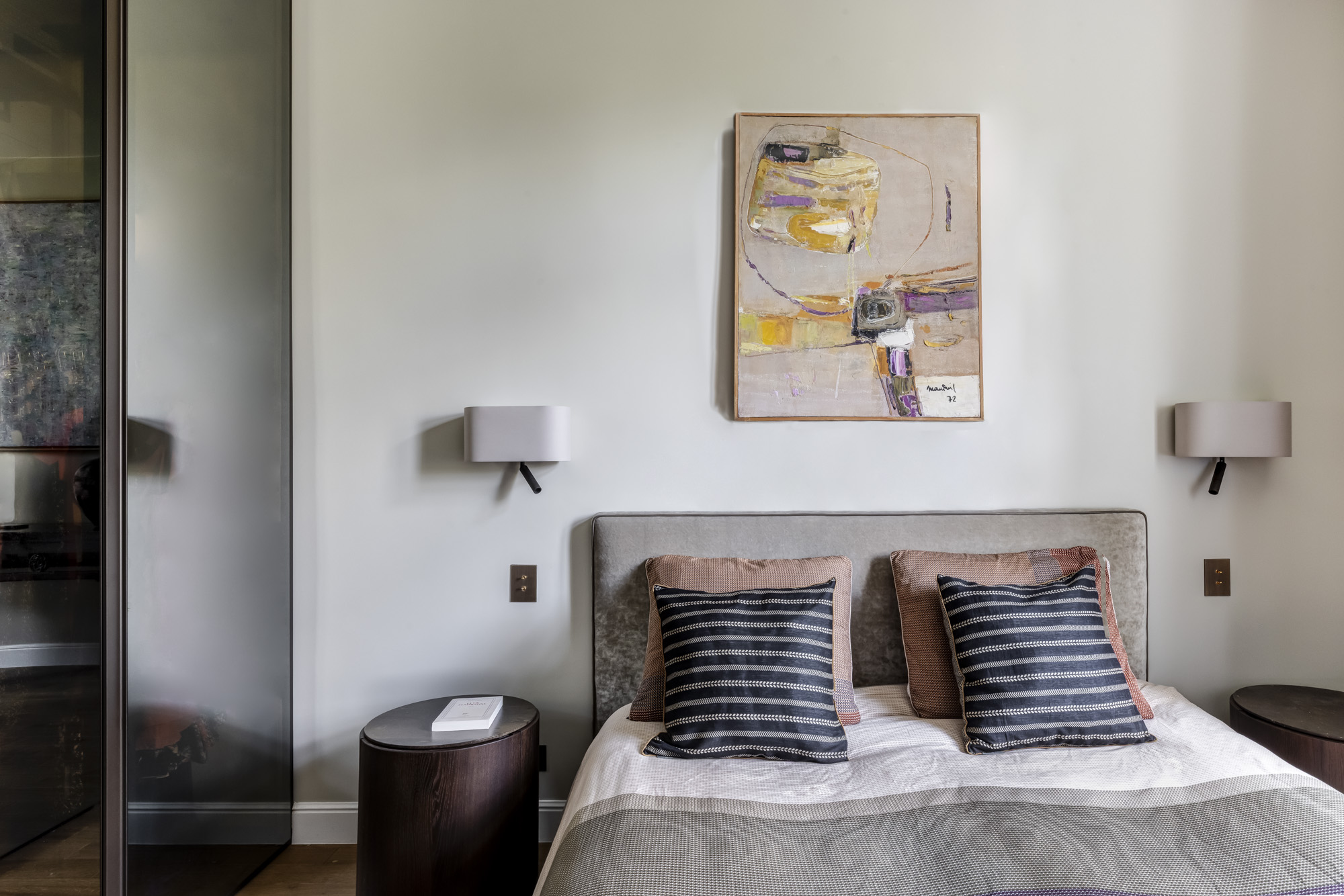 Chambre parentale, tête de lit en velours et œuvre abstraite