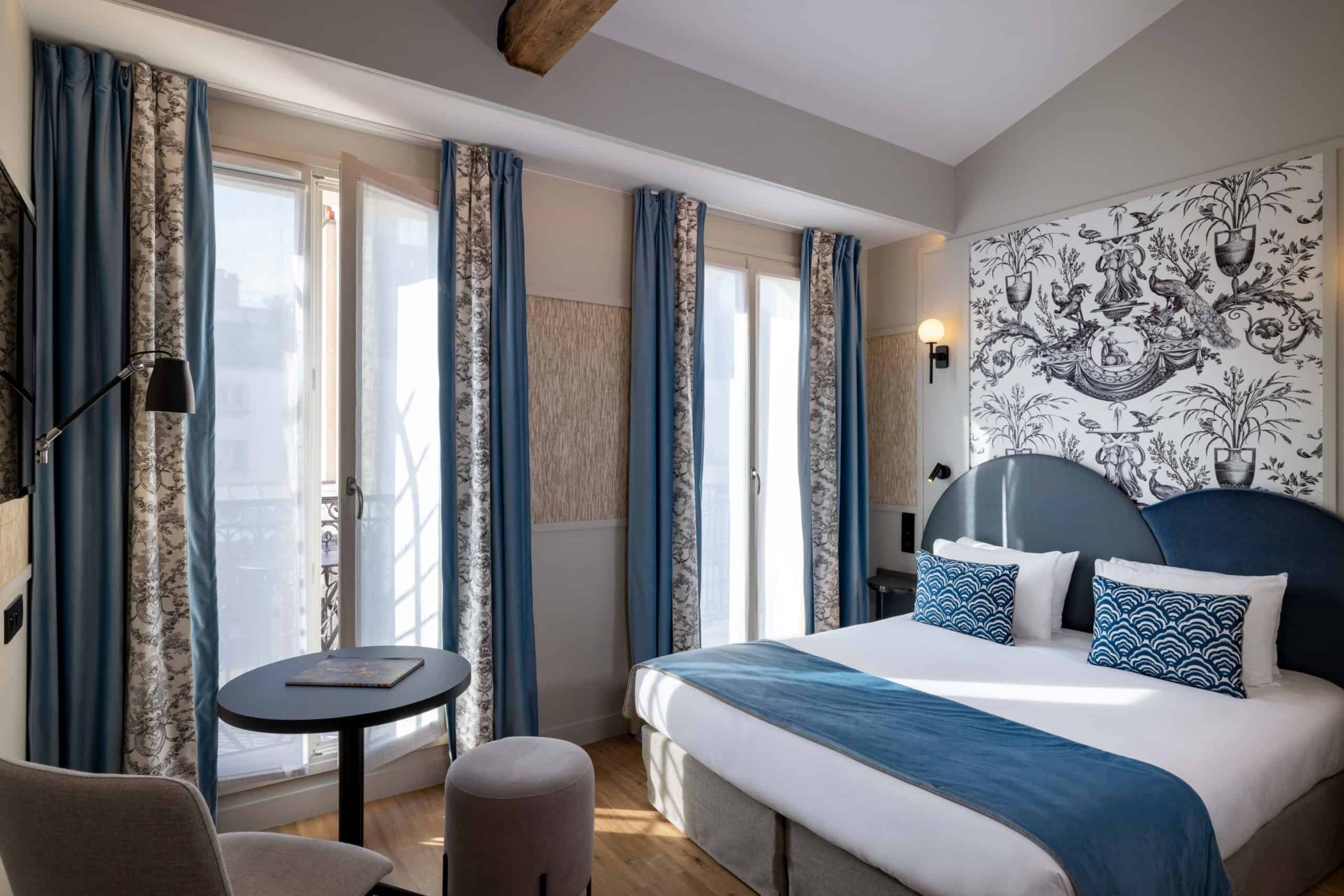 Chambre du Grand Hôtel Levêque, fenêtres et rideaux