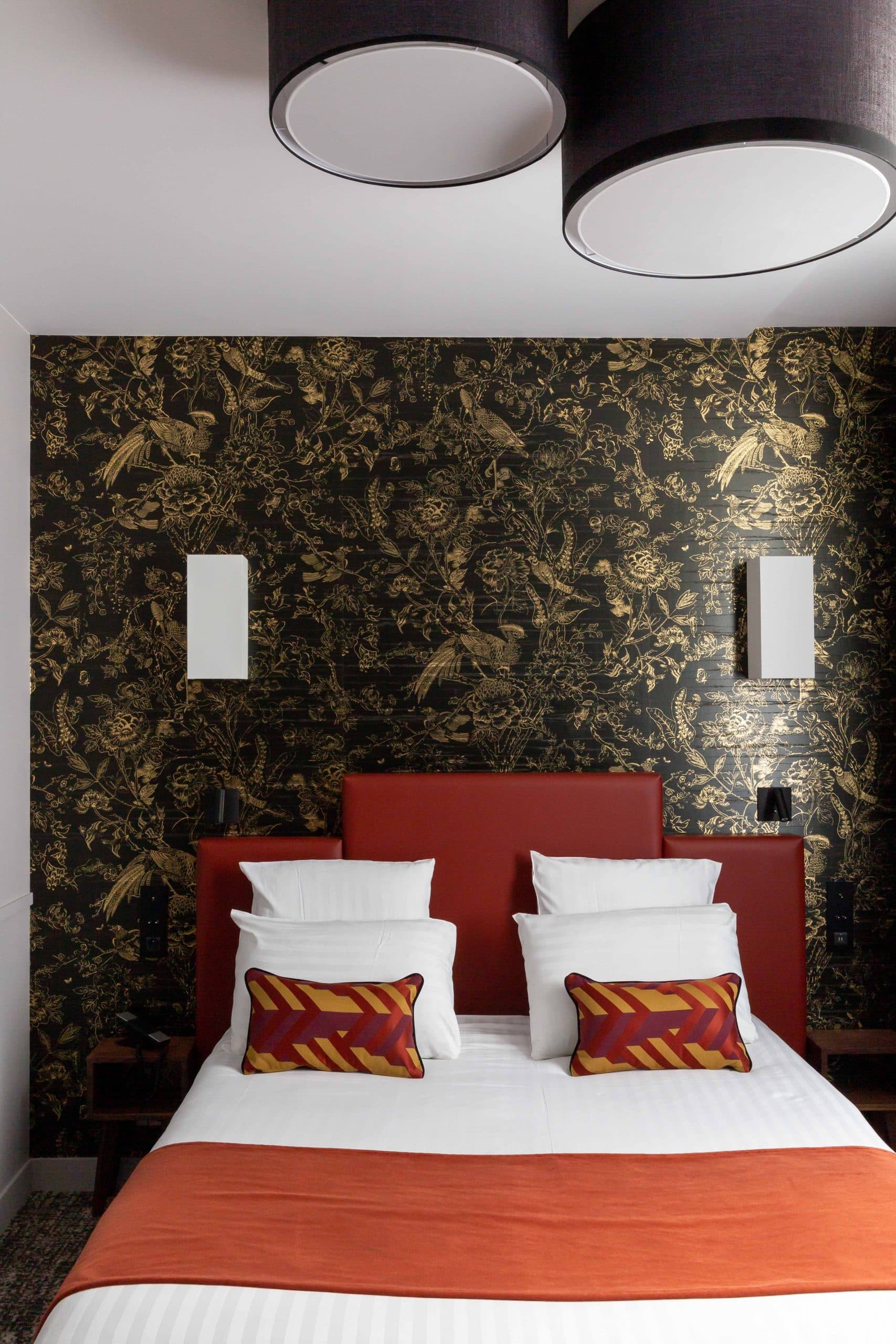Chambre de l'Hôtel Daunou Opéra, papier peint à motifs et couvre-lit coloré