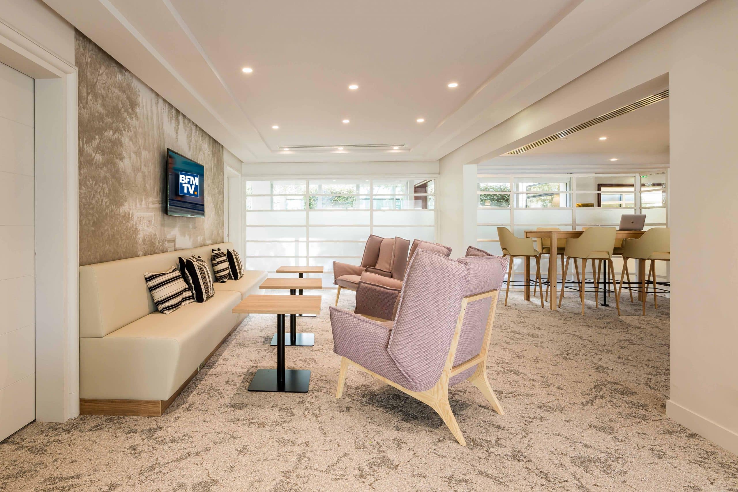 Banquettes et fauteuils de l'Executive Business Lounge de l'Evergreen Laurel Hôtel