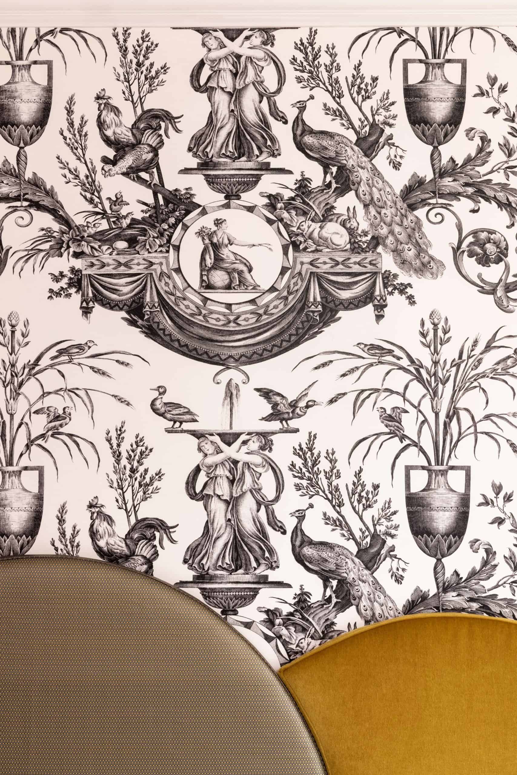 Tête de lit et papier peint à motifs dans une chambre du Grand Hôtel Levêque