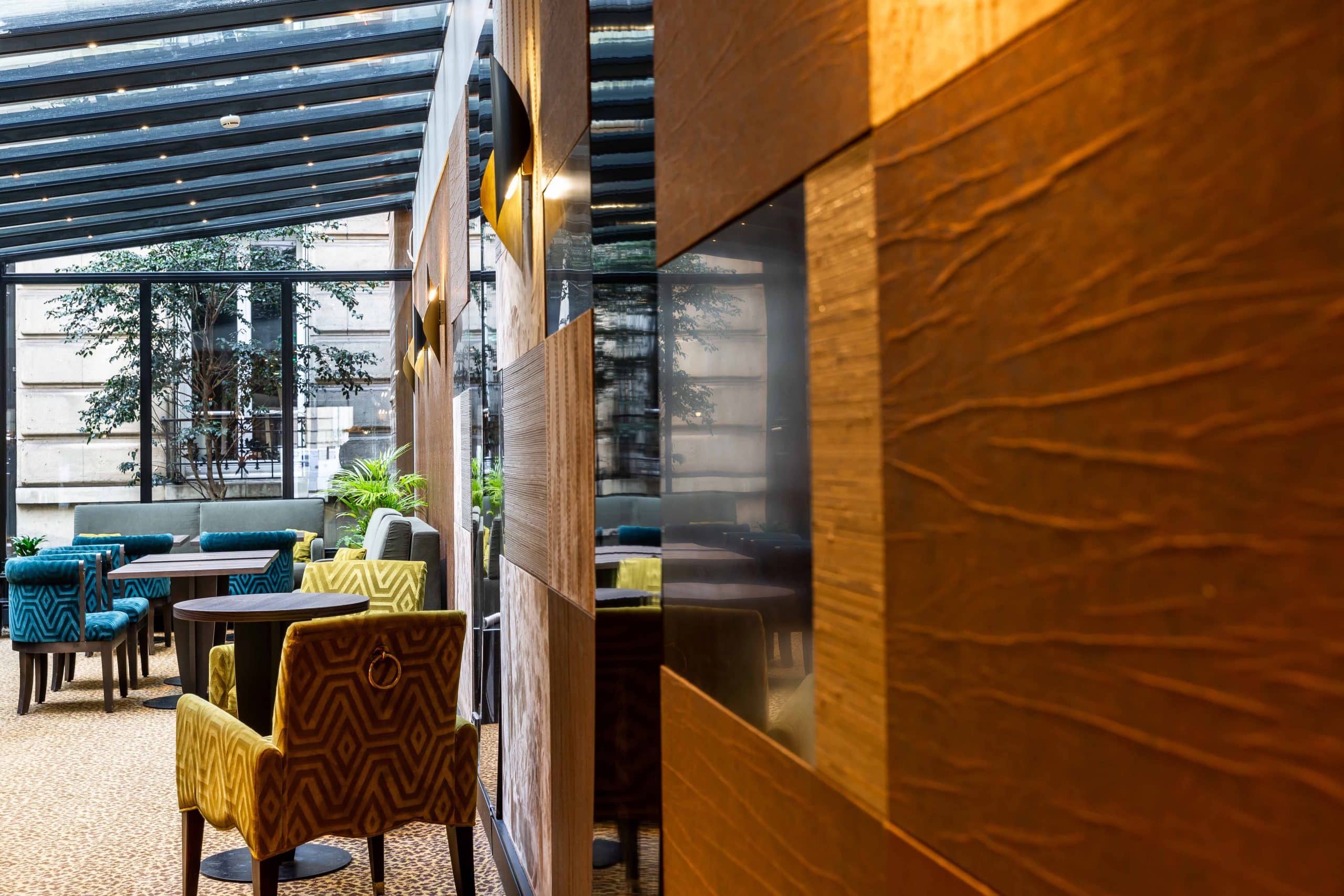 Véranda de l'Hôtel Concortel, panneaux muraux et assises