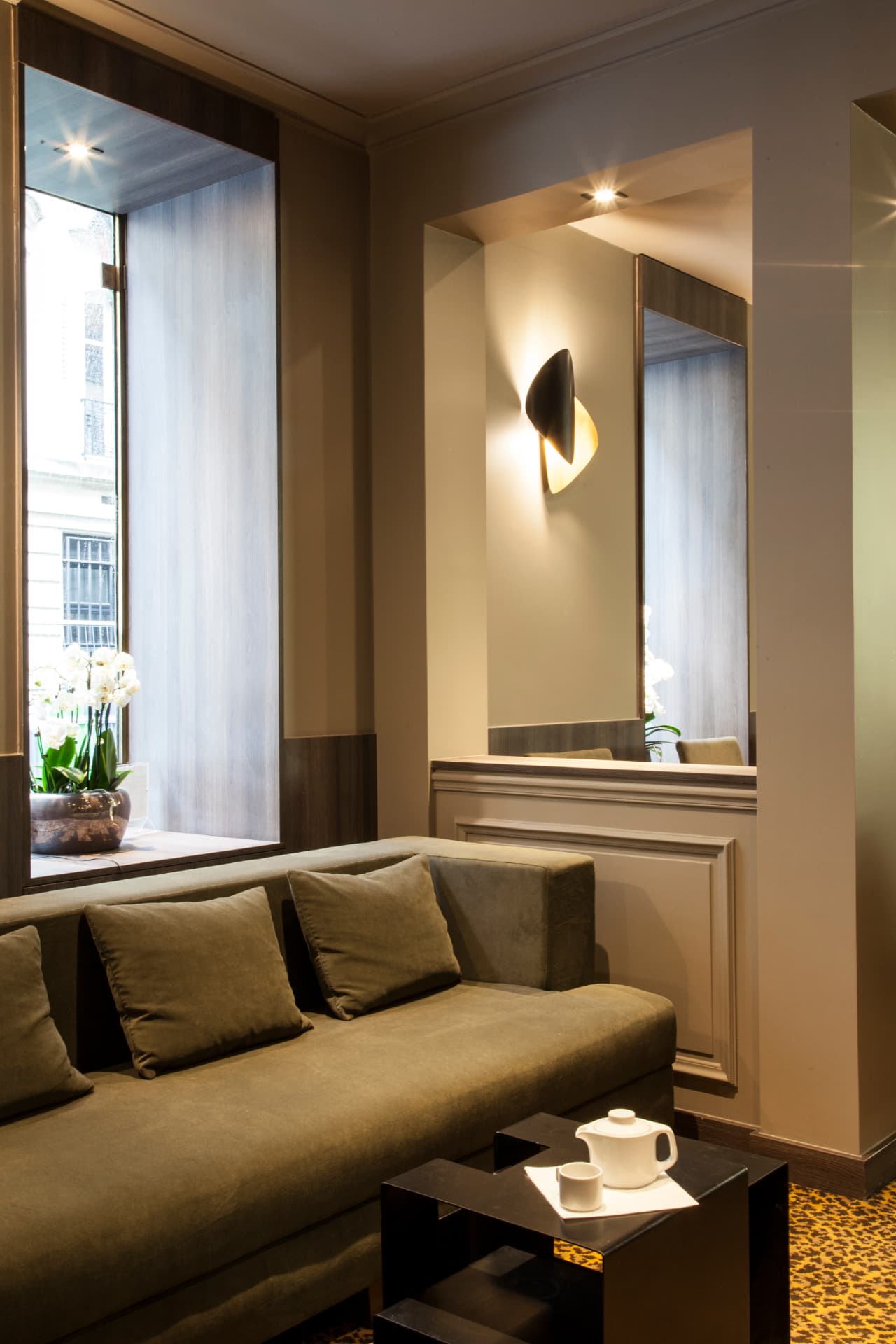Salon de l'Hôtel Concortel, banquette et applique design