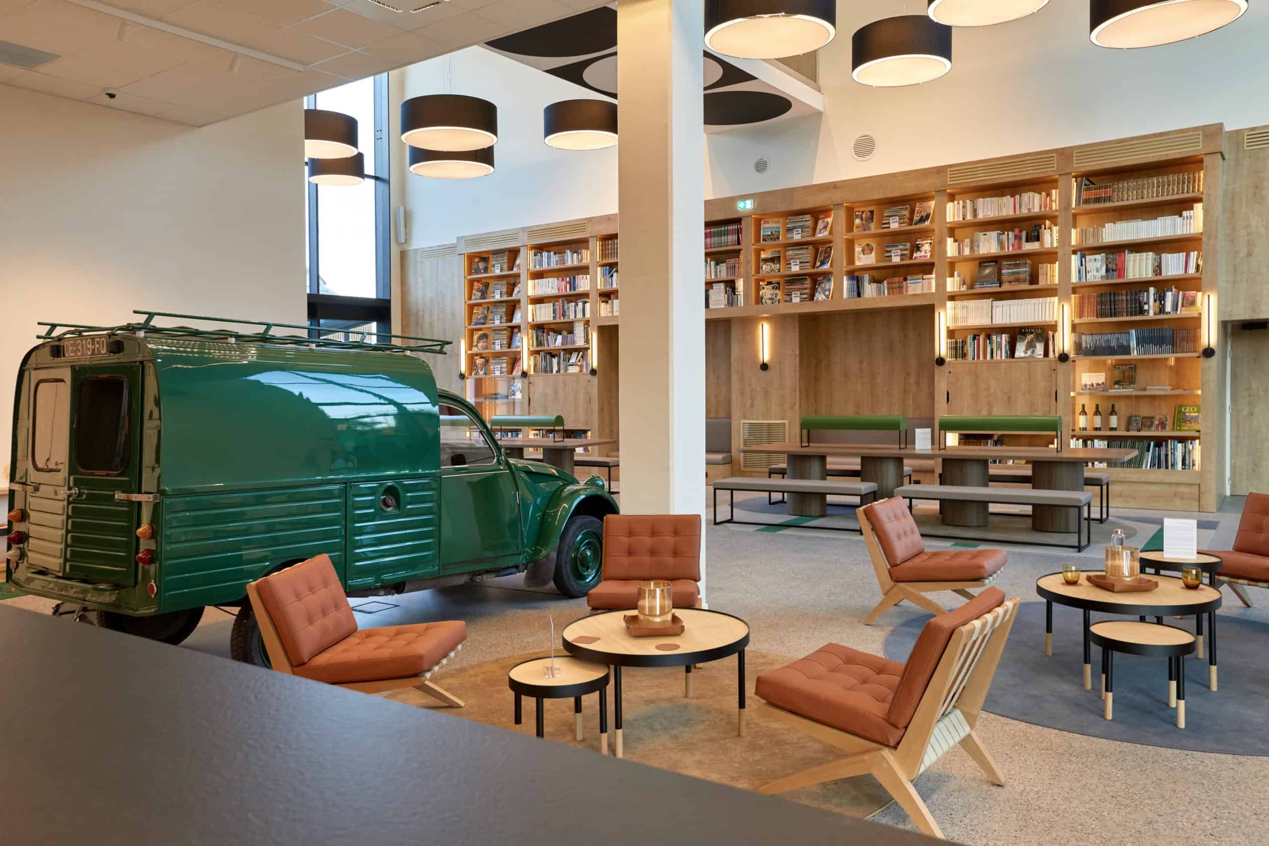 Perspective 3D du lobby de l'Ibis Styles La Roche-sur-Yon et de sa bibliothèque