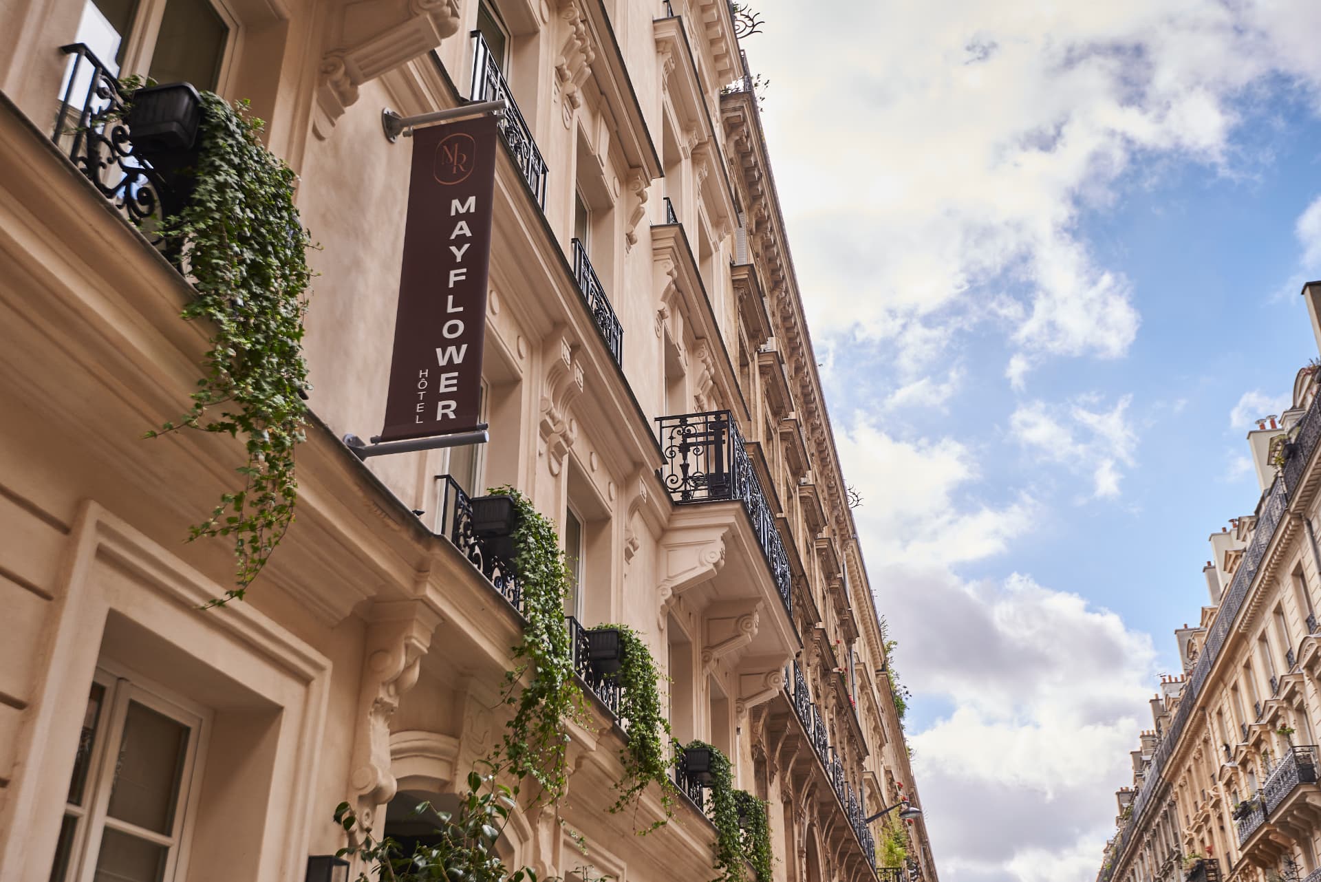 Enseigne de l'hôtel Mayflower sur sa façade parisienne