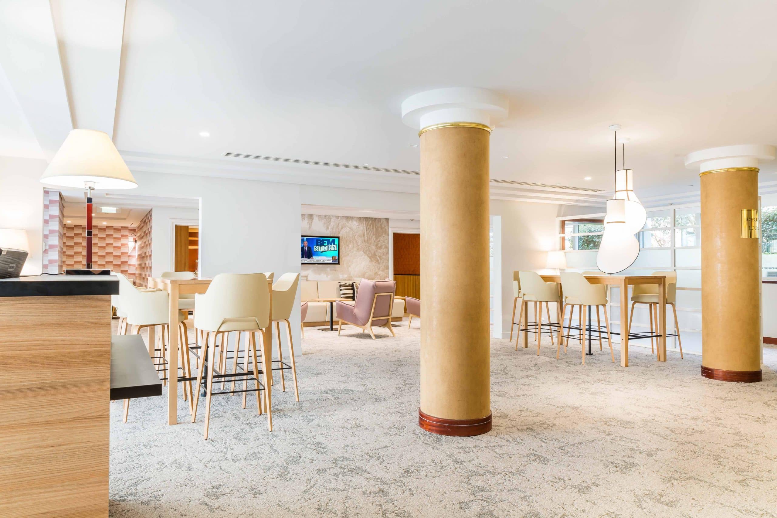 Comptoir et tables hautes de l'Executive Business Lounge de l'Evergreen Laurel Hôtel