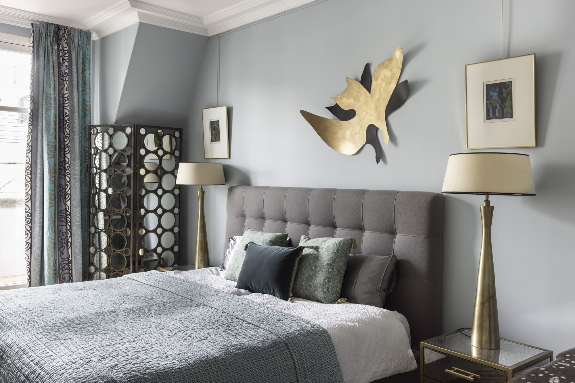 Chambre parentale, tête de lit capitonnée et applique murale dorée