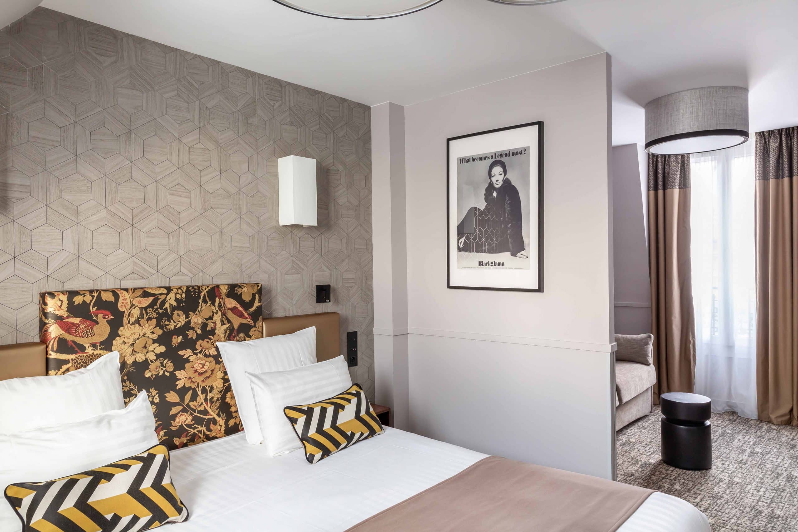 Chambre de l'Hôtel Daunou Opéra, tête de lit et cadre mural
