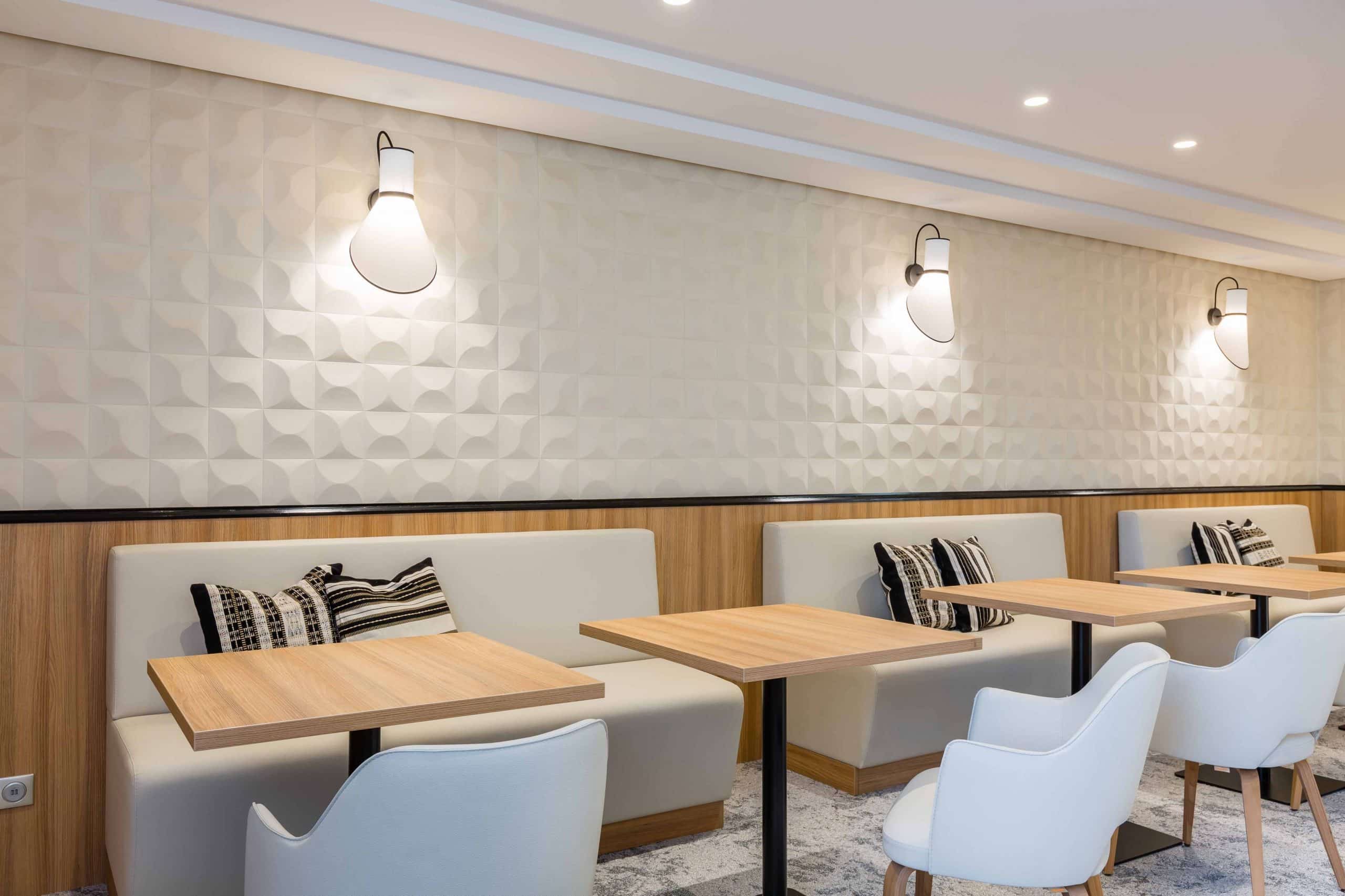 Tables et banquettes de l'Executive Business Lounge de l'Evergreen Laurel Hôtel