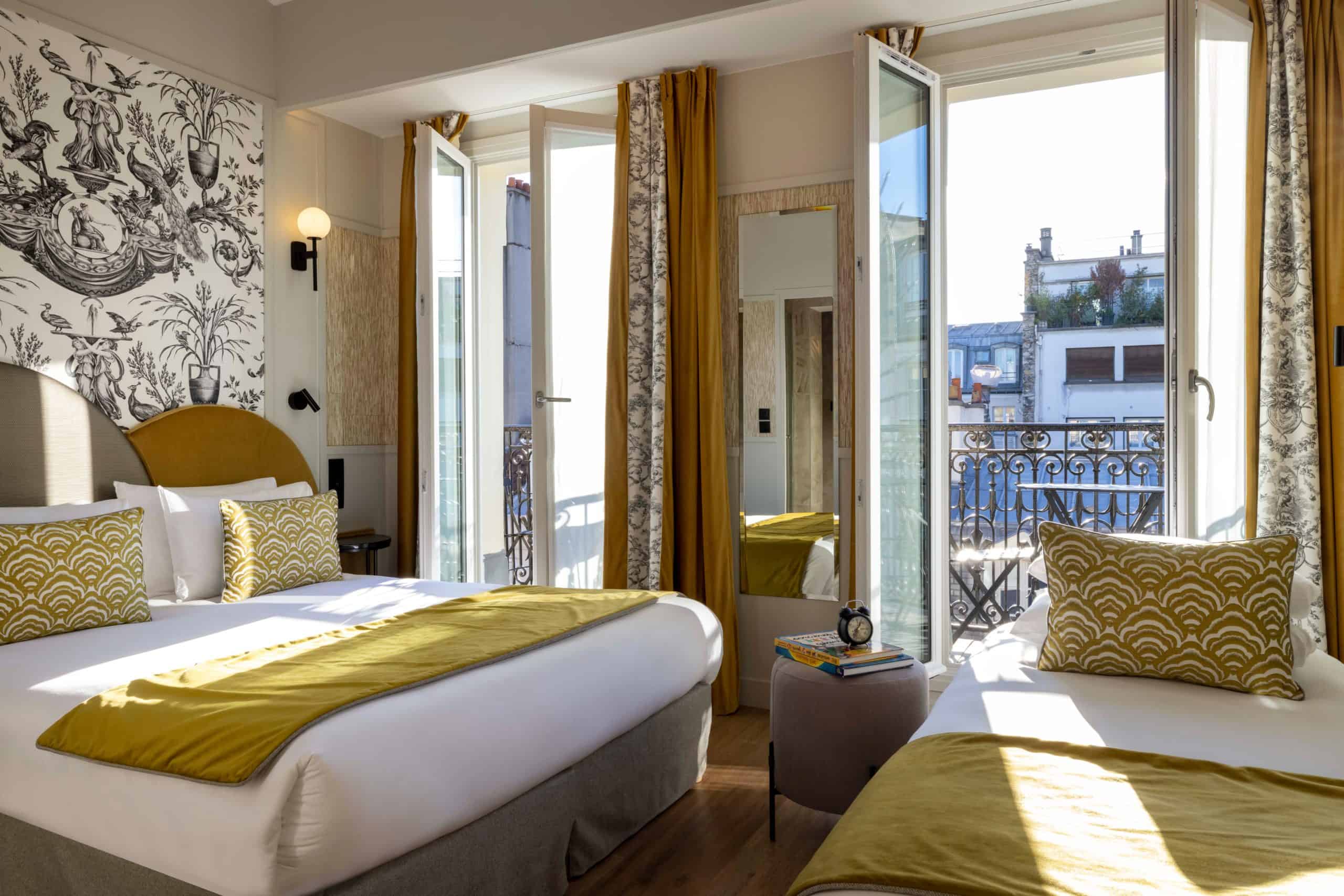Chambre du Grand Hôtel Levêque ouverte sur un balcon
