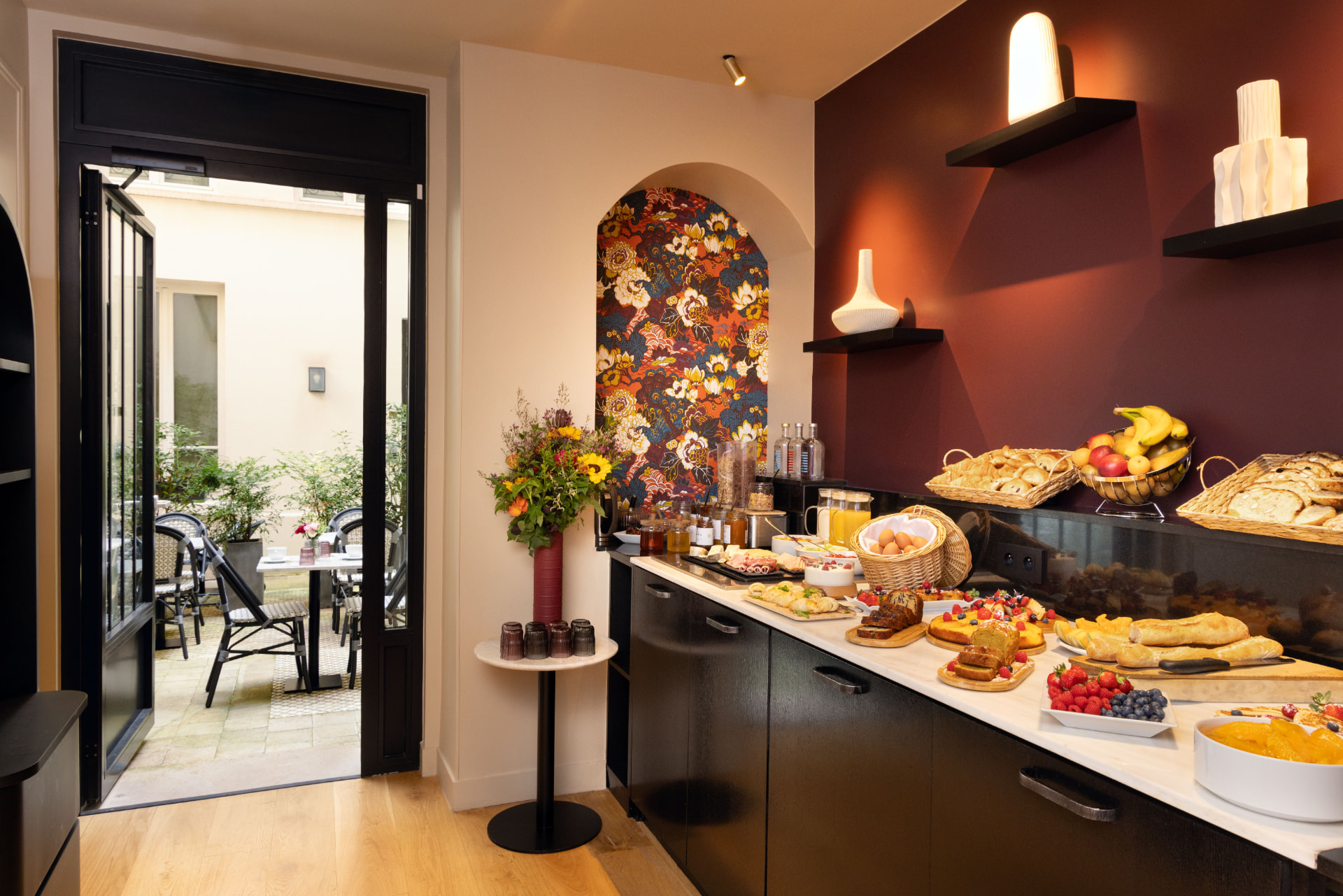 Espace buffet du Mayflower ouvert sur le patio