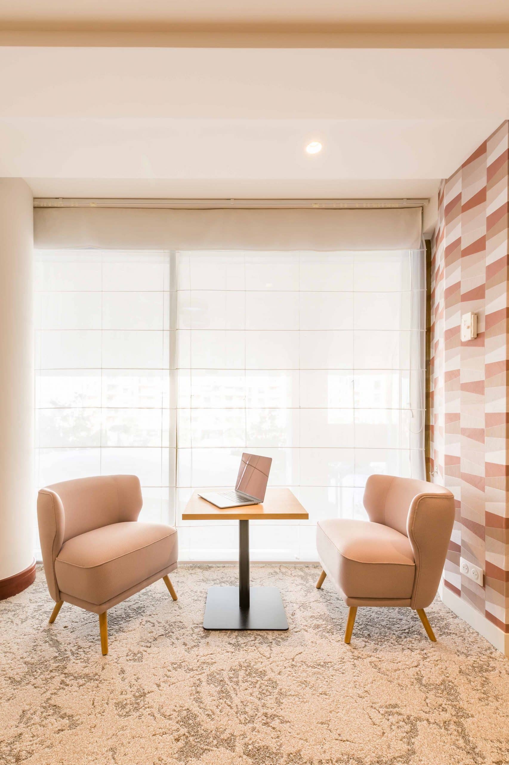 Fauteuils et guéridon de l'Executive Business Lounge de l'Evergreen Laurel Hôtel