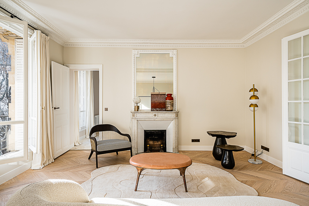 Salon haussmannien avec cheminée, moulures et parquet en point de Hongrie