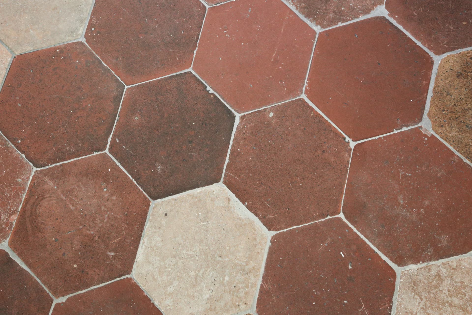 Tomettes hexagonales d'origine au sol