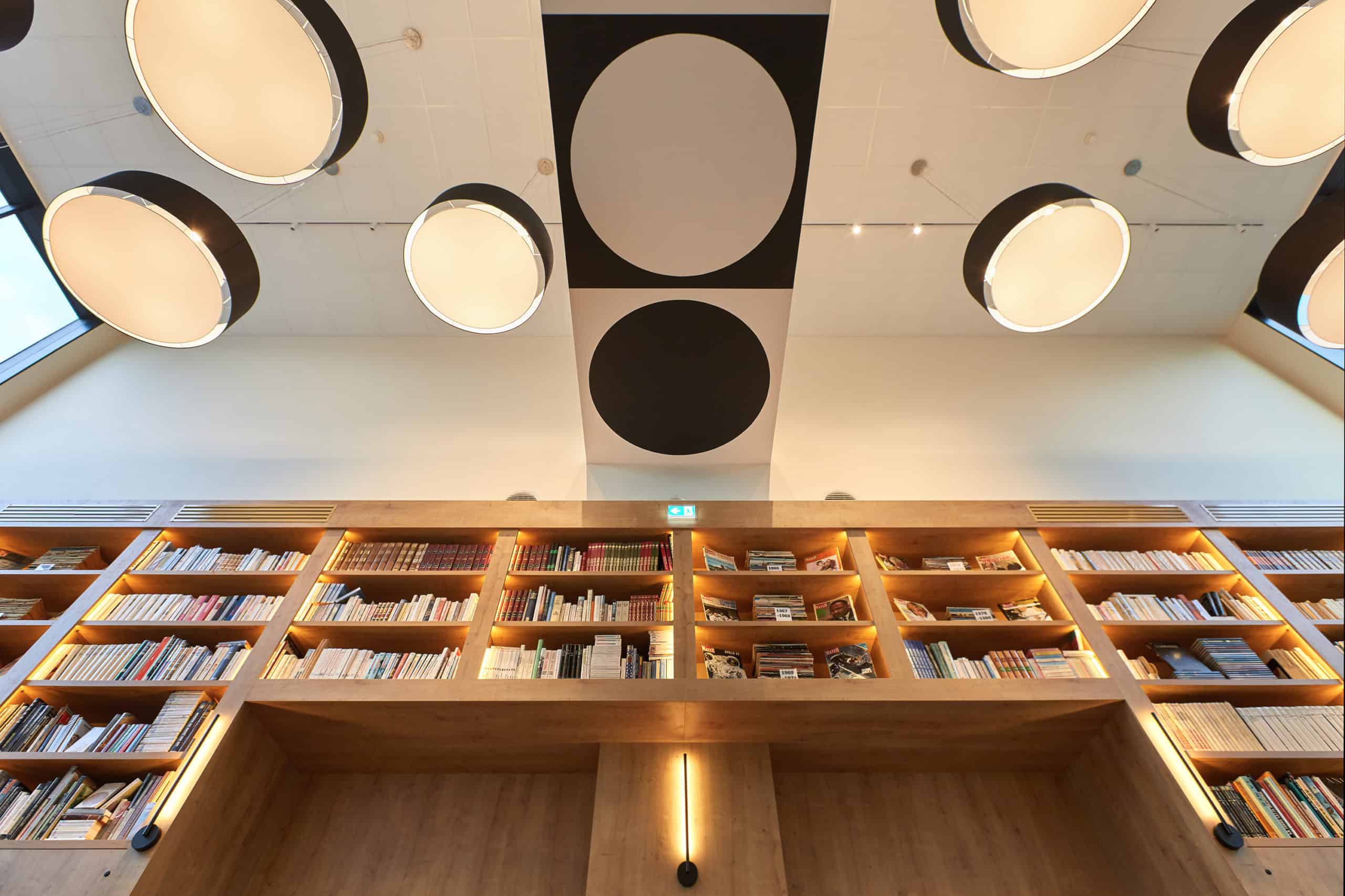Perspective 3D des tables de lecture et du plafond du lobby de l'Ibis Styles La Roche-sur-Yon