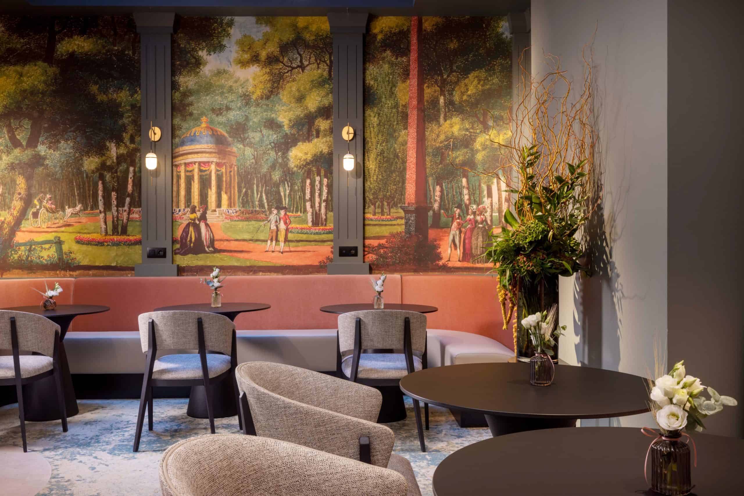 Salon du rez-de-chaussée du Grand Hôtel Levêque, décor panoramique peint et assises