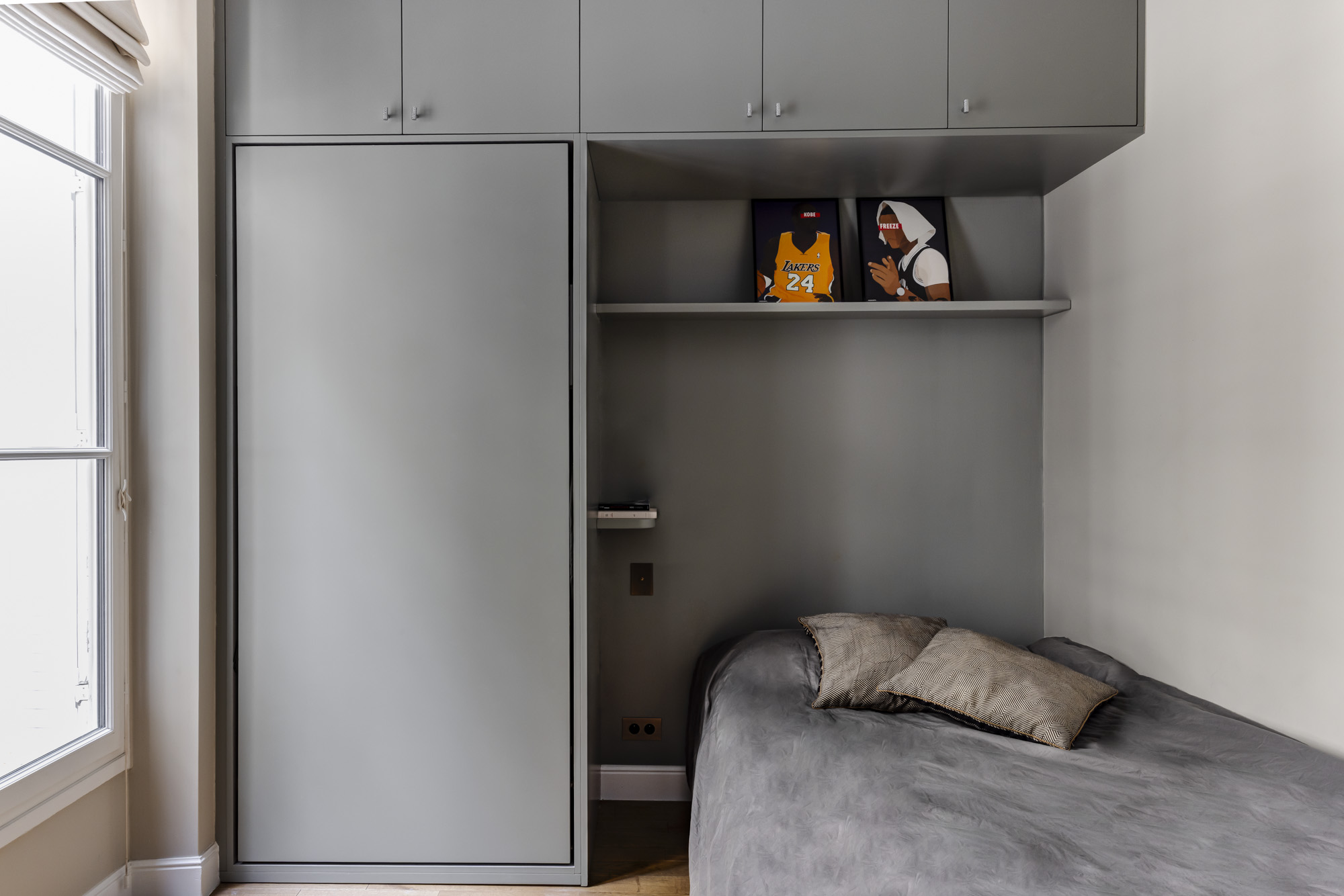 Chambre d'enfant avec rangements sur mesure gris et lit encastré