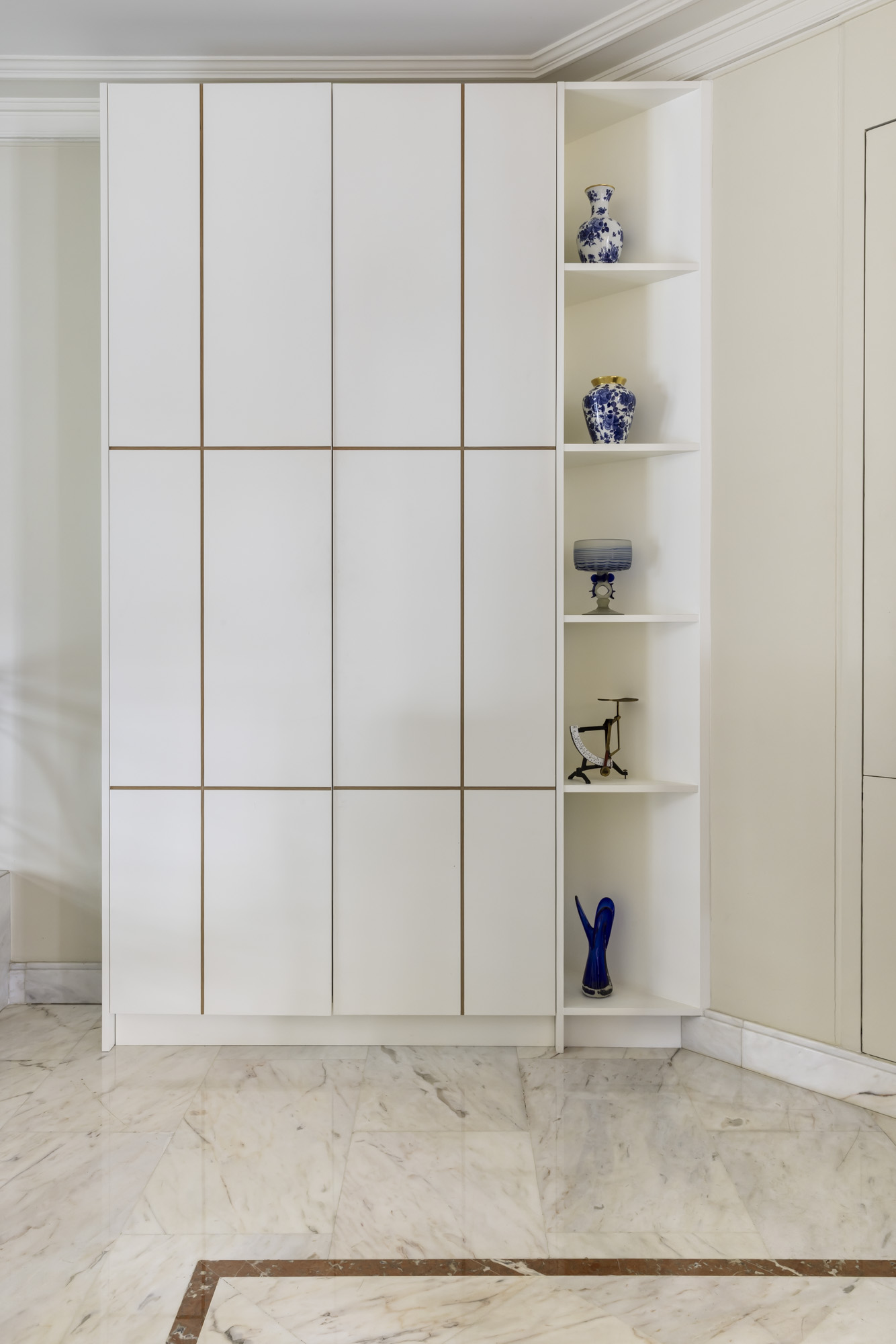 Placard sur mesure laqué blanc, niches et objets céramiques