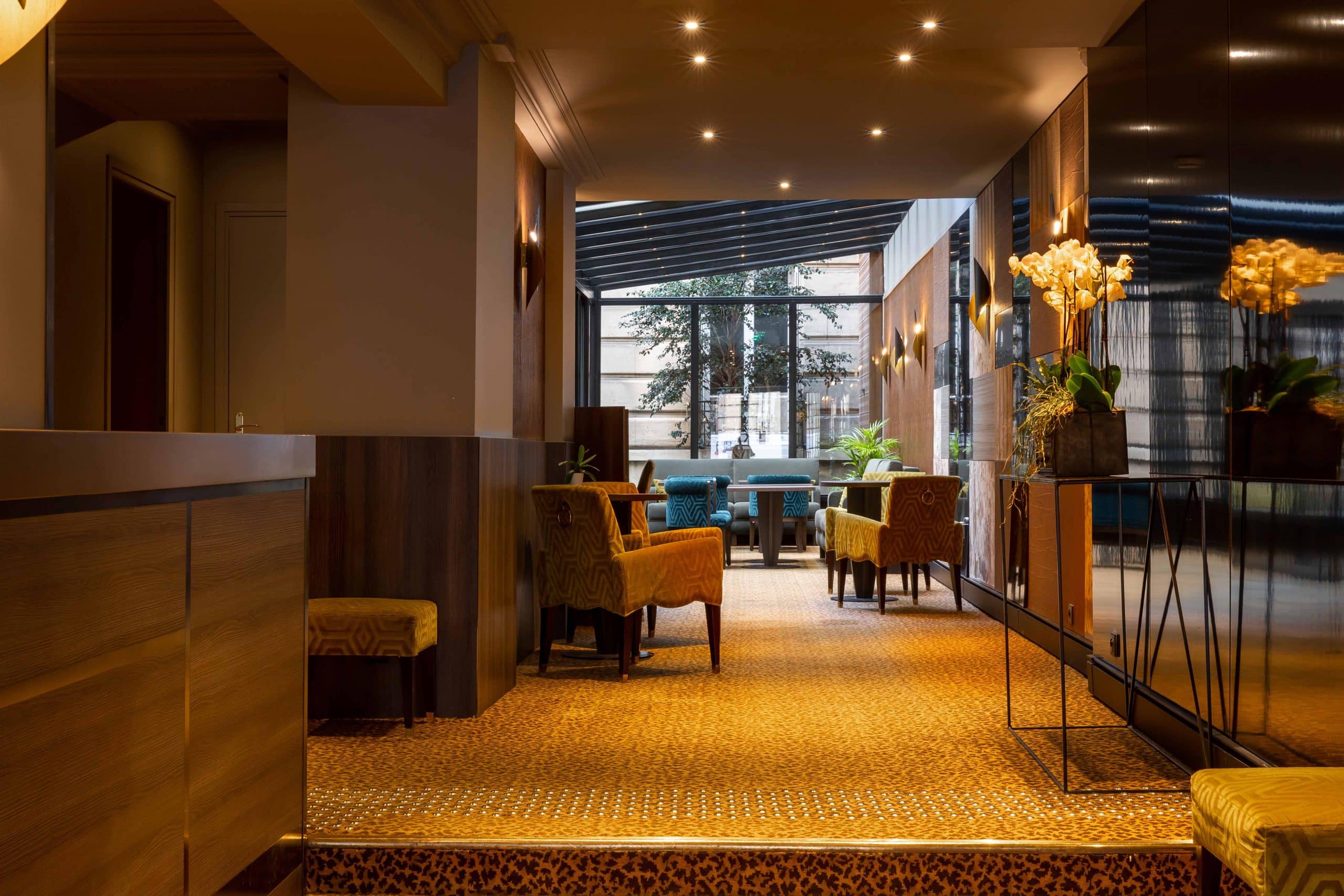 Lobby de l'Hôtel Concortel à Paris, assises et éclairage d'ambiance