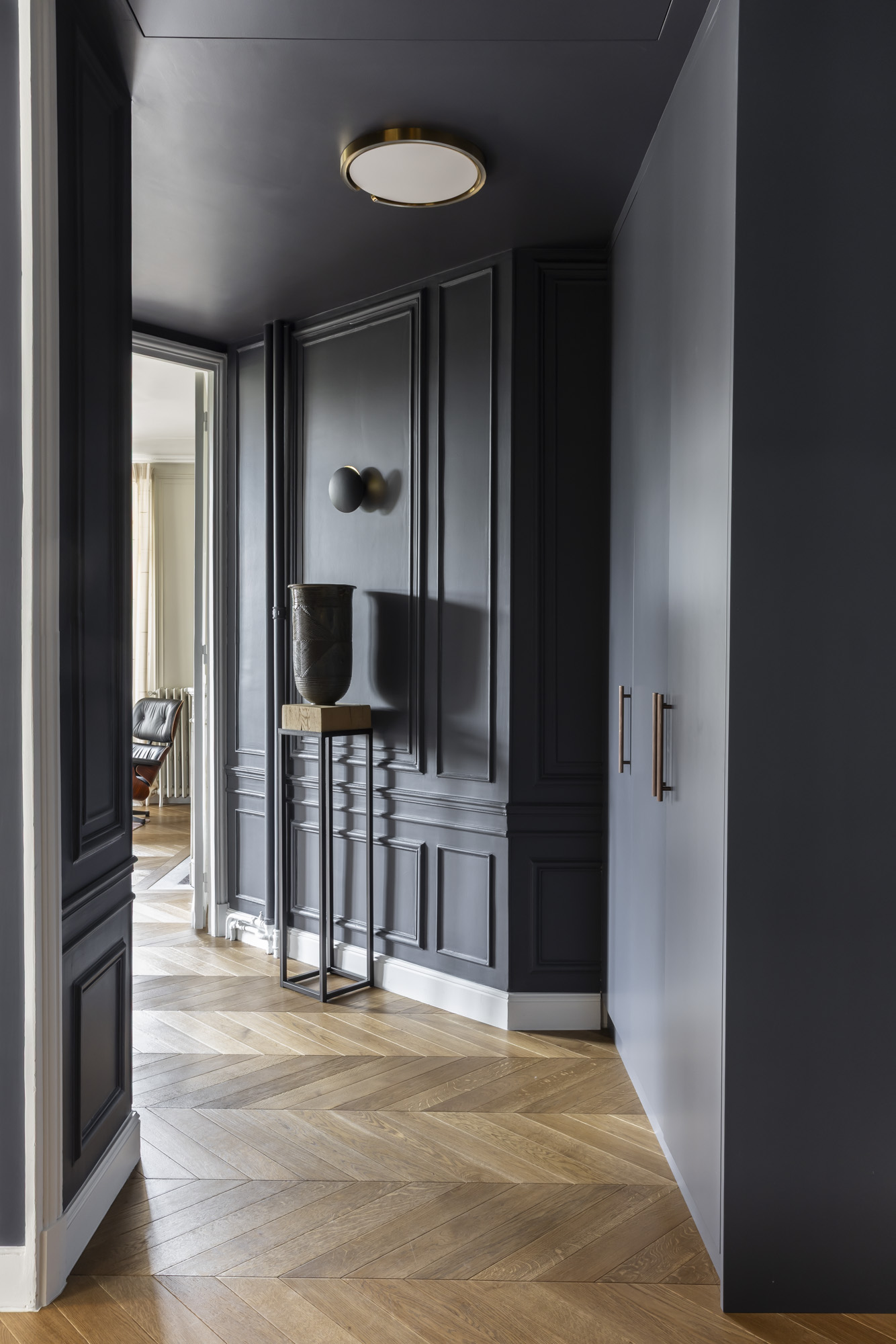 Couloir en boiseries bleu nuit et parquet en point de Hongrie