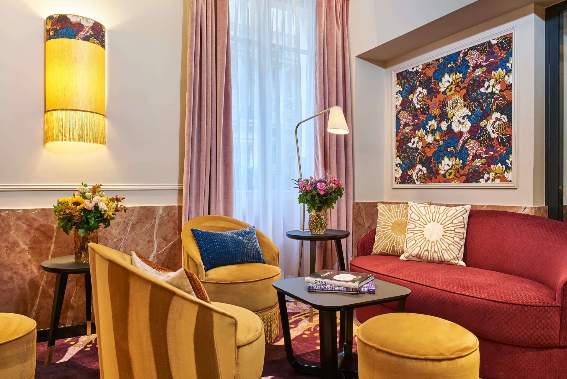 Espace lounge du Mayflower : canapé, fauteuils et rideaux